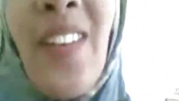 Brandi Bae sing curvaceous nggebug ing meja pijet