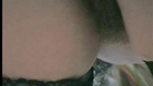 Full-bosomed Cougar wis jinis karo anak kang paling kanca