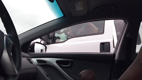Hot milf nyoba adol mobil lan dheweke nggunakake kabeh katrampilan